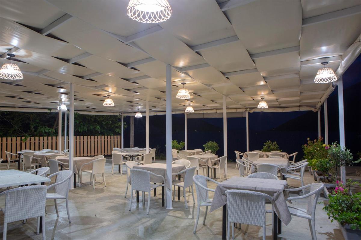 Menes Hotel Geni  Exterior photo