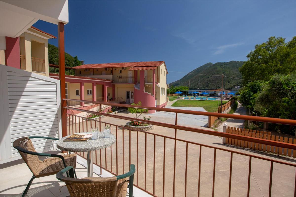 Menes Hotel Geni  Exterior photo