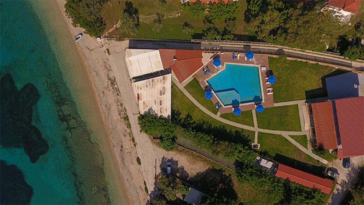 Menes Hotel Geni  Exterior photo