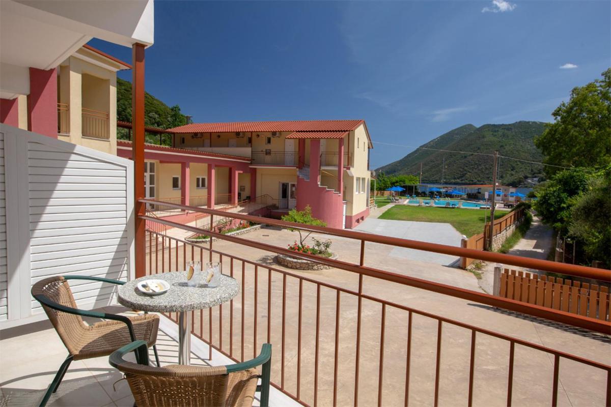 Menes Hotel Geni  Exterior photo