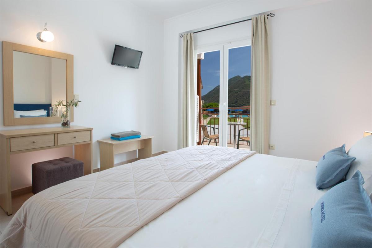 Menes Hotel Geni  Exterior photo