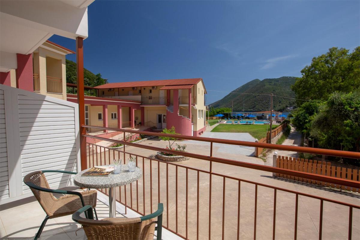 Menes Hotel Geni  Exterior photo