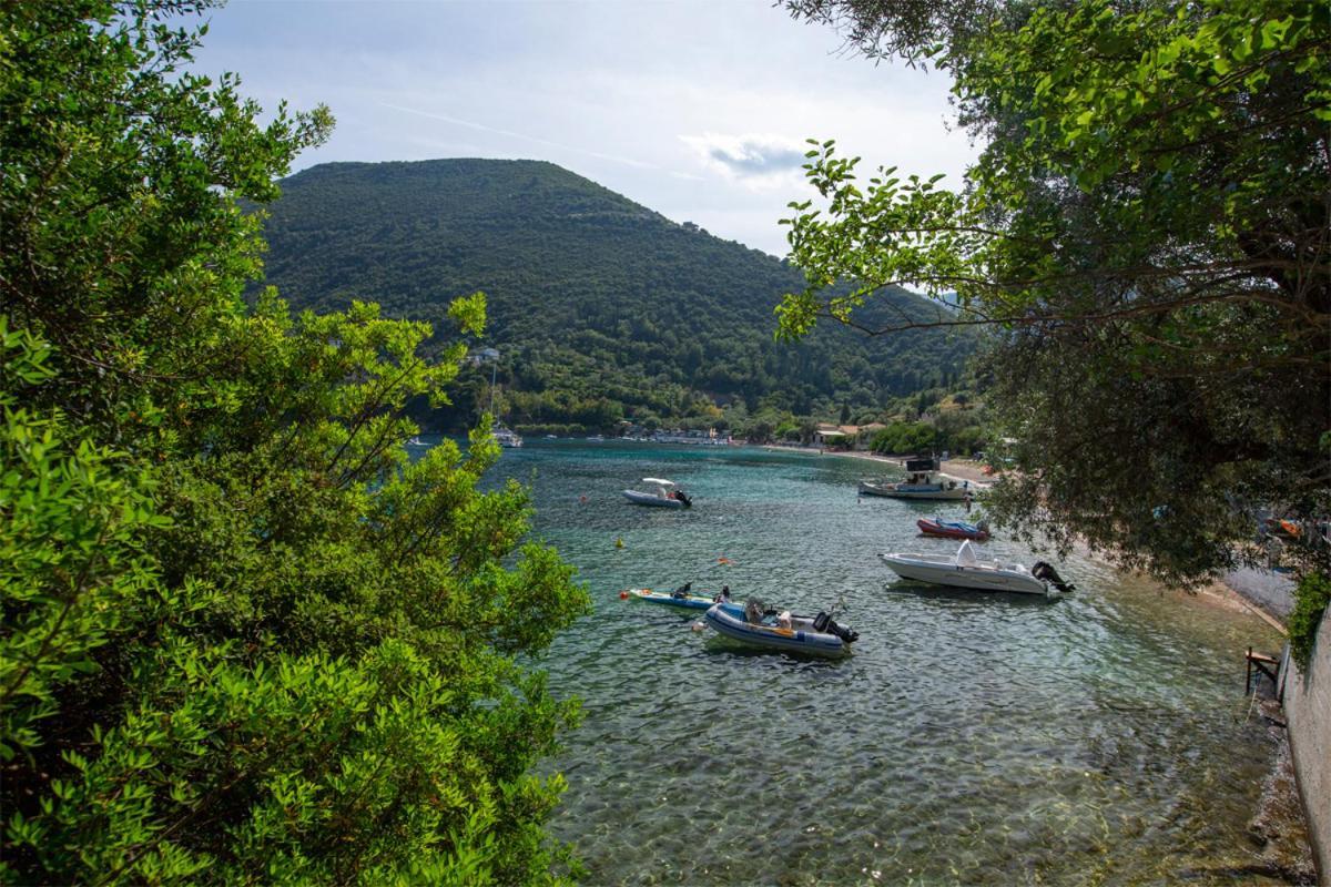 Menes Hotel Geni  Exterior photo
